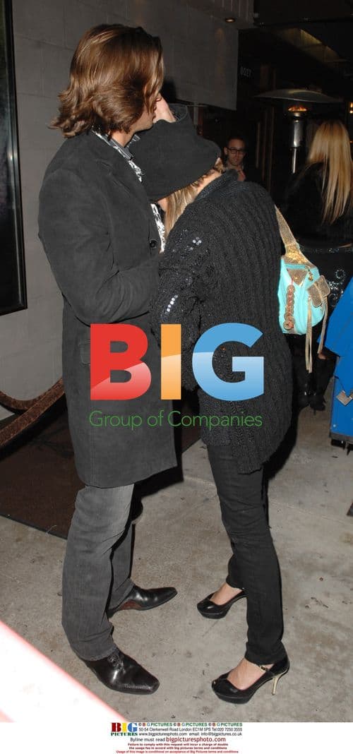 Singer Blu Cantrell Spotted With Mystery Man