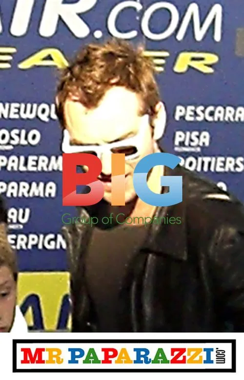 Jude Law flies on budget airline