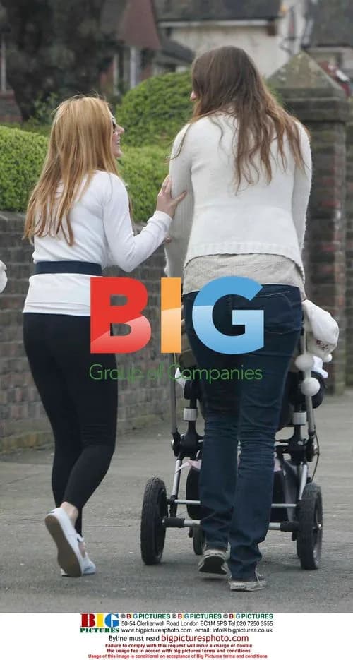 Geri Halliwell takes London walk with friends