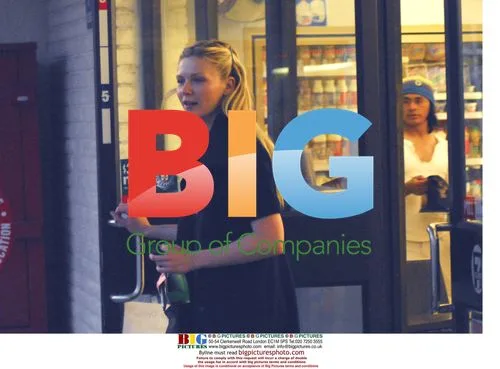 Kirsten Dunst at 711 store