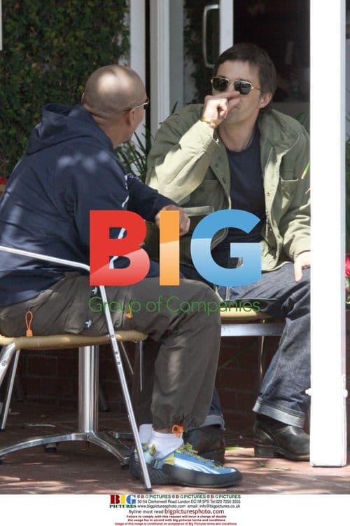 Olivier Martinez chats with friend at cafe