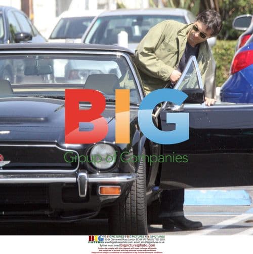 Olivier Martinez chats outside cafe