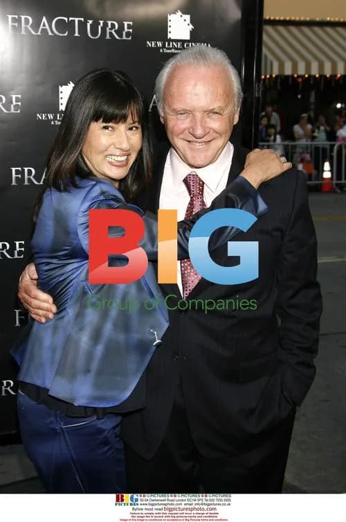 Hopkins & wife at 'Fracture' premiere