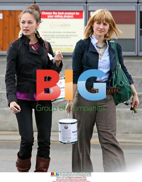 Smallville co-stars Kristin Kreuk and Allison Mack shopping