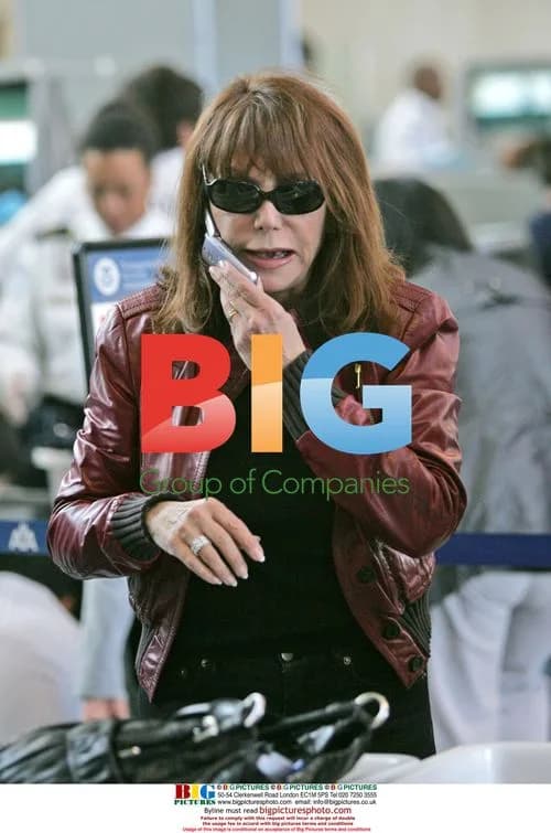 Marlo Thomas at LAX with Cell Phone
