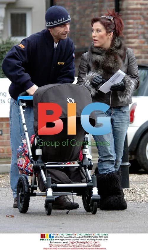 Jessie Wallace visits bank with baby Tullulah
