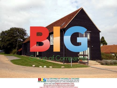 Jessie Wallace has trouble getting into old house