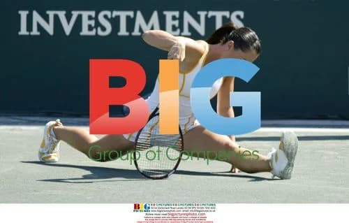 Jelena Jankovic slides into split
