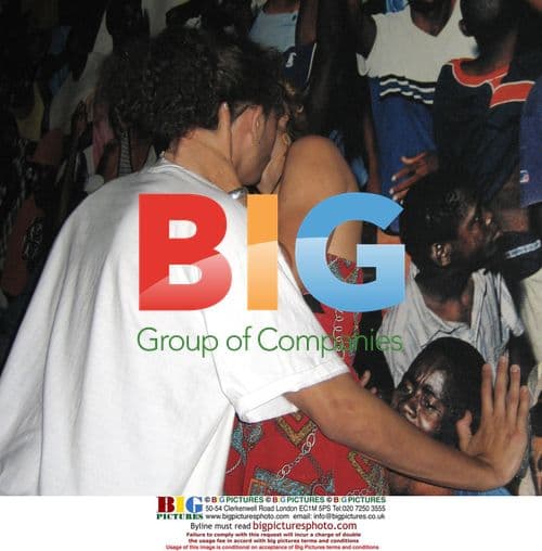 Joakim Noah kissing girlfriend at PM Lounge