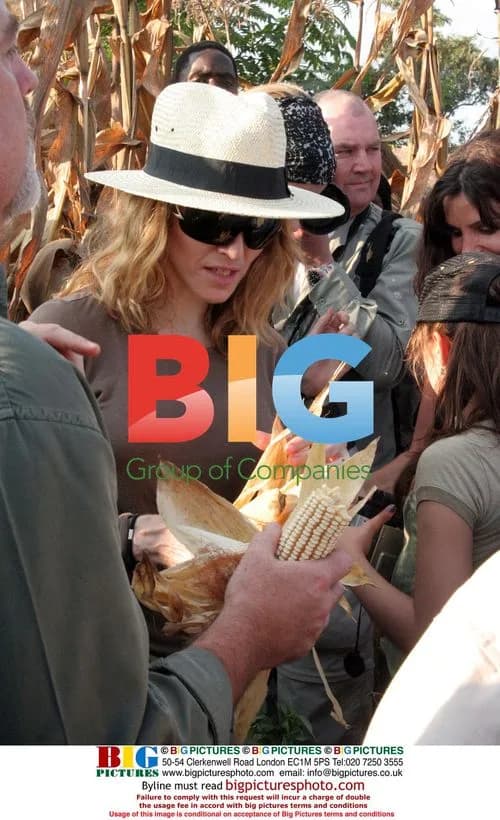Madonna tours Malawi with daughter
