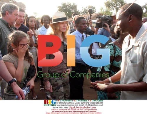 Madonna visits Malawi corn fields with daughter