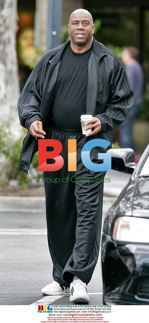 Magic Johnson and wife Cookie go shopping