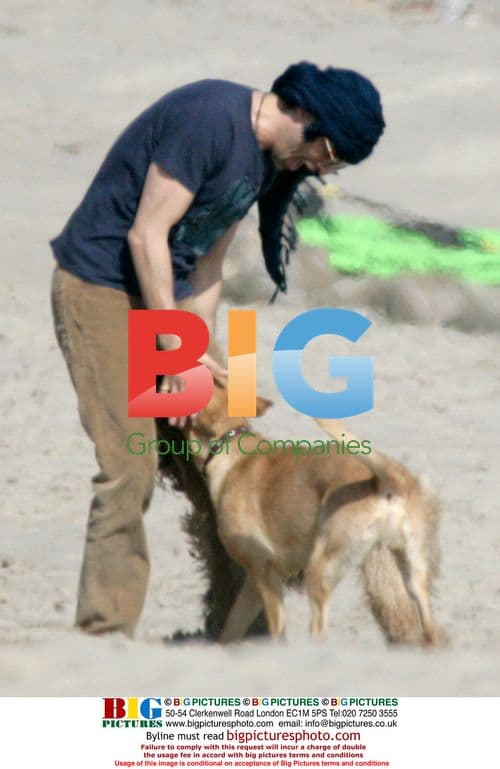 Olivier Martinez and Girlfriend at Beach