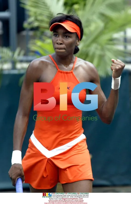 Venus Williams pumps fist in semi-final match