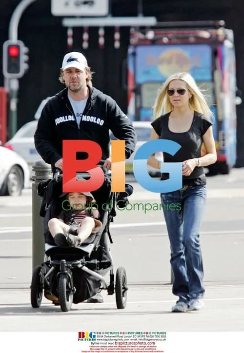 Russell Crowe Walks with Family in Woolloomooloo