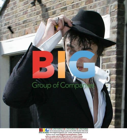 Pete Doherty arrives at Kate Moss' home after court