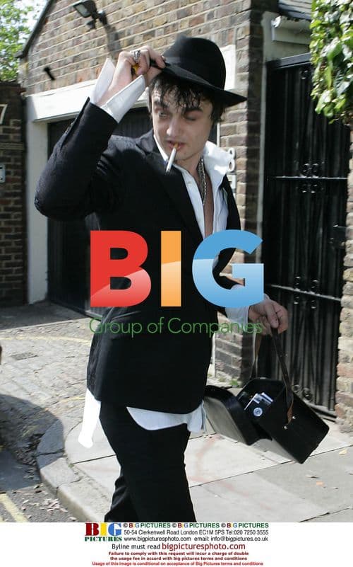 Pete Doherty arriving at Kate Moss' house