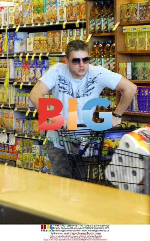 Ryan Phillippe Grocery Shopping