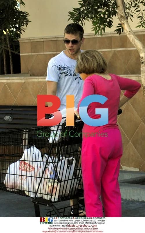 Ryan Phillippe Goes Grocery Shopping
