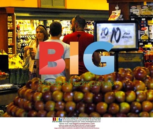 Ryan Phillippe Spotted Grocery Shopping