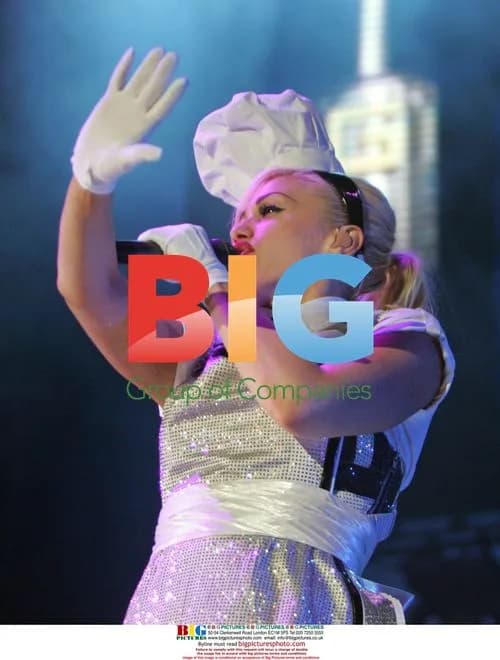 Gwen Stefani kicks off Sweet Escape Tour