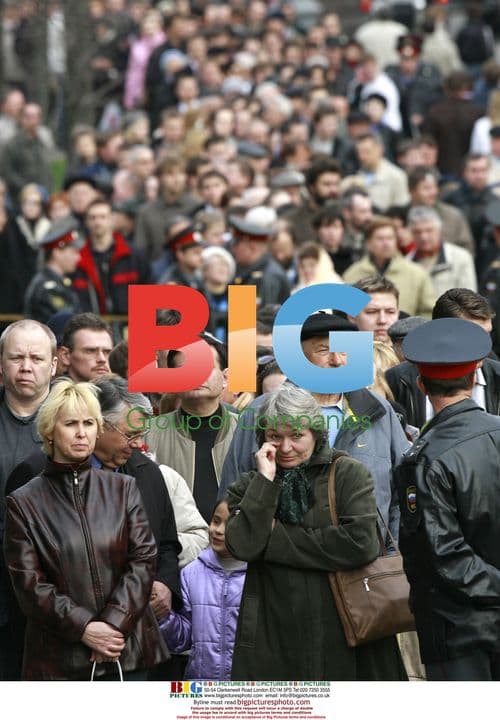 Russians line up to pay respects to Yeltsin