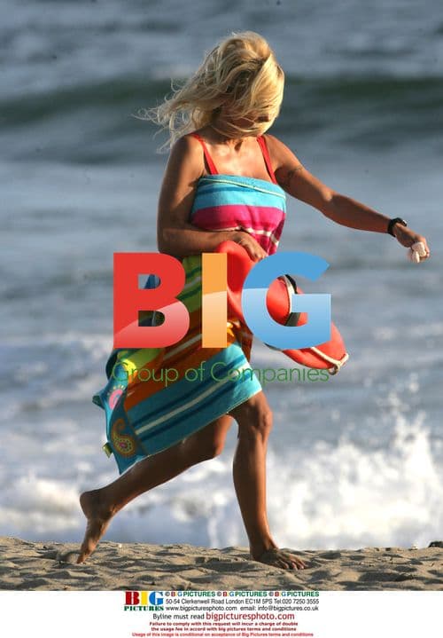 Pamela Anderson re-enacts Baywatch scene