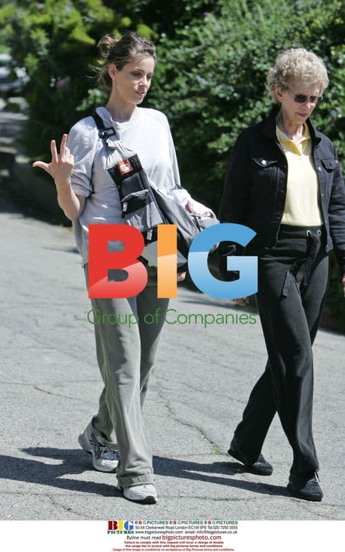 Amanda Peet Walks with Daughter and Friend