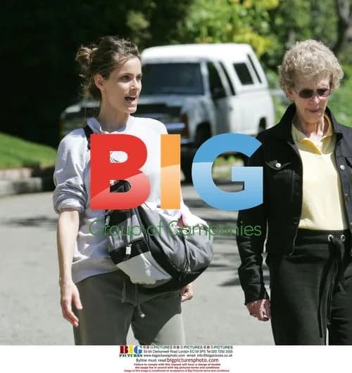 Amanda Peet with daughter and older woman