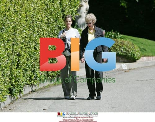 Amanda Peet with daughter and older woman