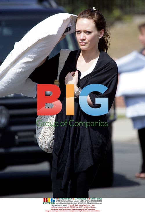 Hilary Duff Wears No Make-up, Holds Pillow