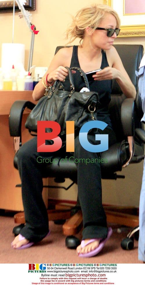 Nicole Richie Gets Manicure and Pedicure