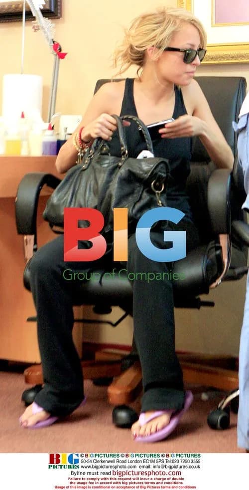 Nicole Richie Gets Manicure and Pedicure