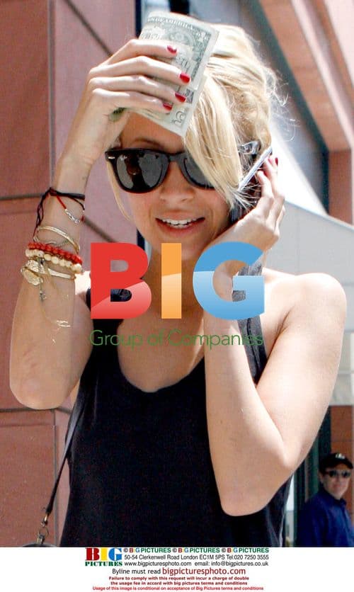 Nicole Richie Gets Manicure and Pedicure