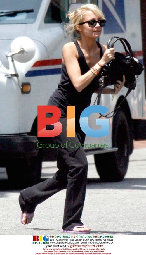 Nicole Richie Gets Manicure and Pedicure