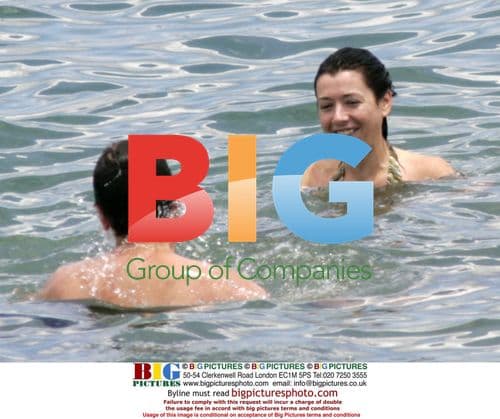 Alyson Hannigan enjoys Maui surf with husband