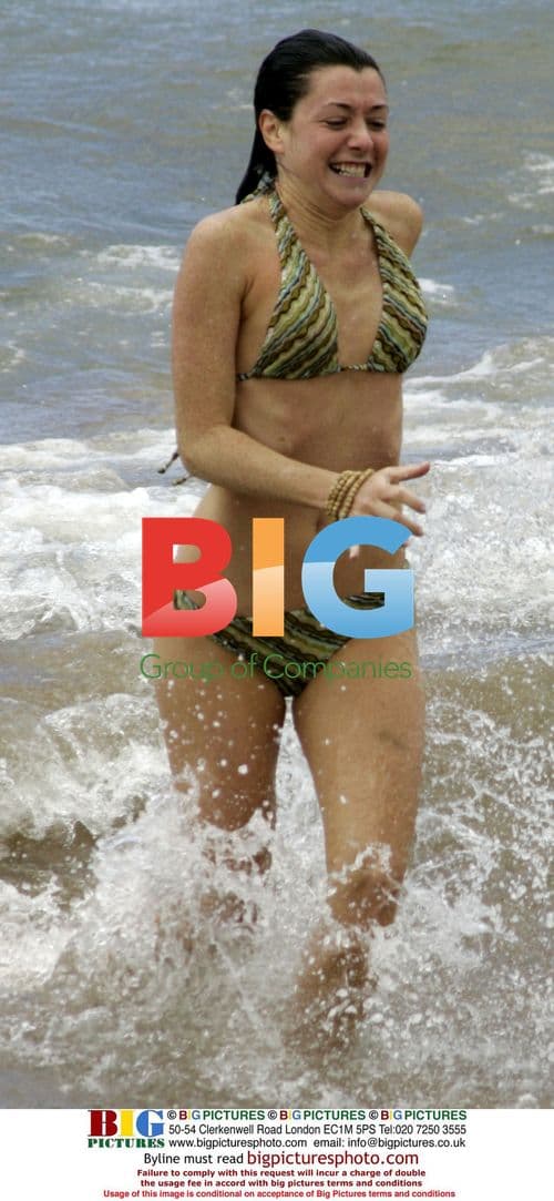 Alyson Hannigan Enjoys Maui Vacation with Husband