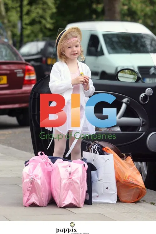 Jools Oliver takes daughters to dance class