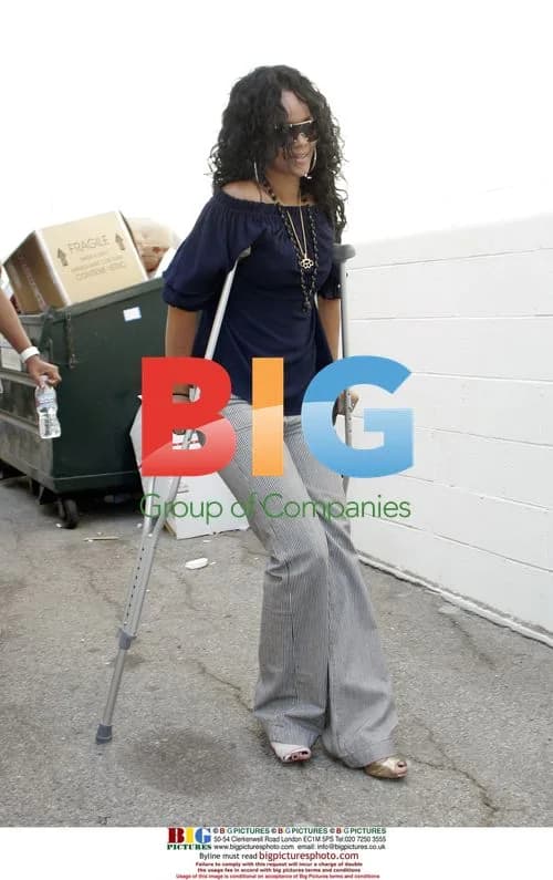 Rihanna leaves hair salon on crutches