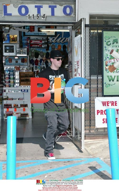 Joel Madden runs errands for pregnant Nicole Richie