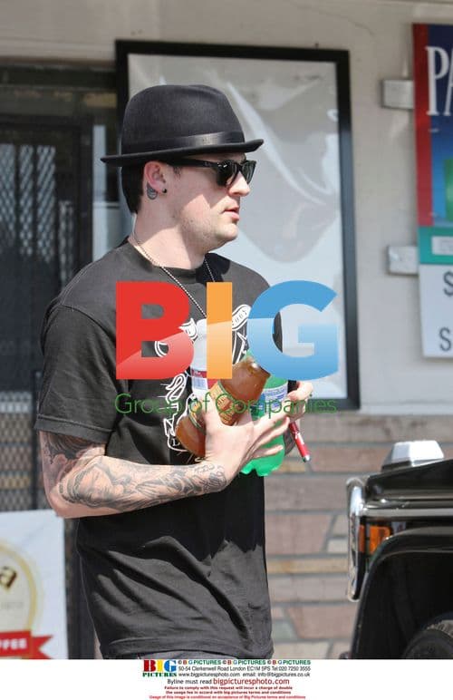 Joel Madden runs errands for pregnant Nicole Richie