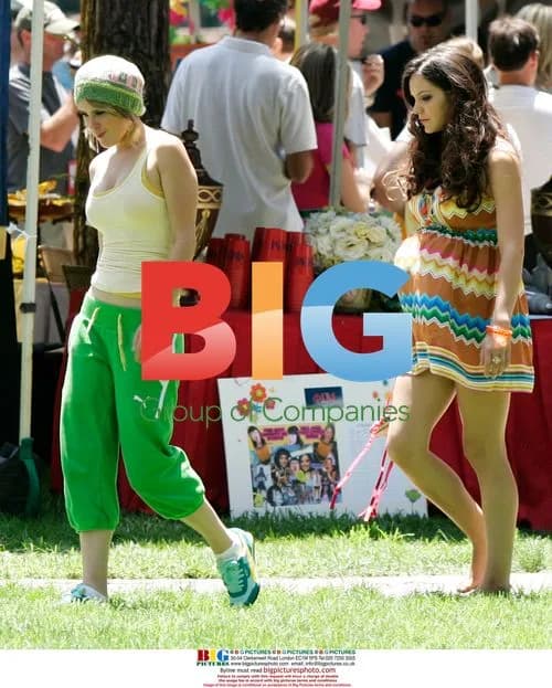 Rumer Willis and Katharine McPhee on set