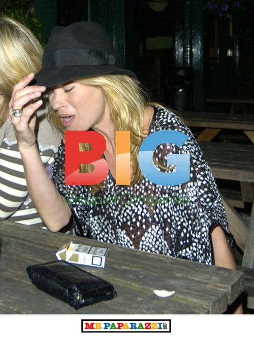 Kate Moss Enjoying Drink With Friends