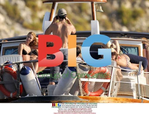 Enrique Iglesias Spotted with Friends in Ibiza