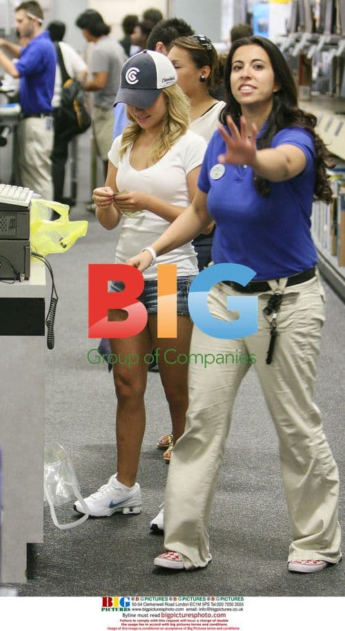 Hayden Panettiere Runs Errands