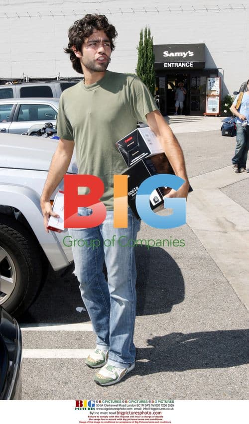 Adrian Grenier Buys Camera for Paparazzi Documentary