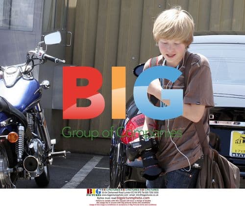 Adrian Grenier Purchases Camera for Paparazzi Doc