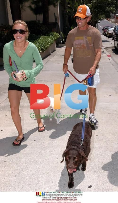 Hayden Panettiere out with dad & friends