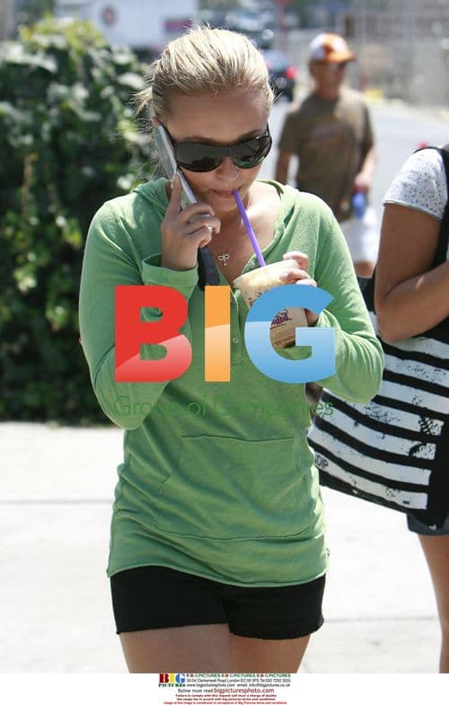 Hayden Panettiere takes walk to Coffee Bean