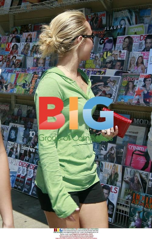 Hayden Panettiere takes walk to Coffee Bean